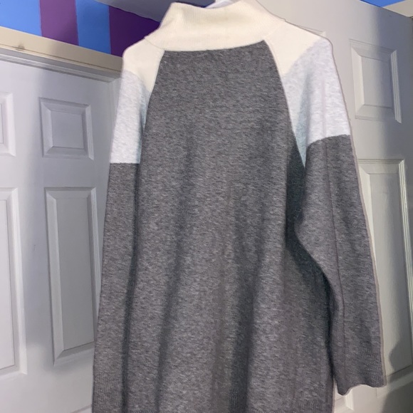 Express turtleneck style soft sweater - Picture 4 of 4